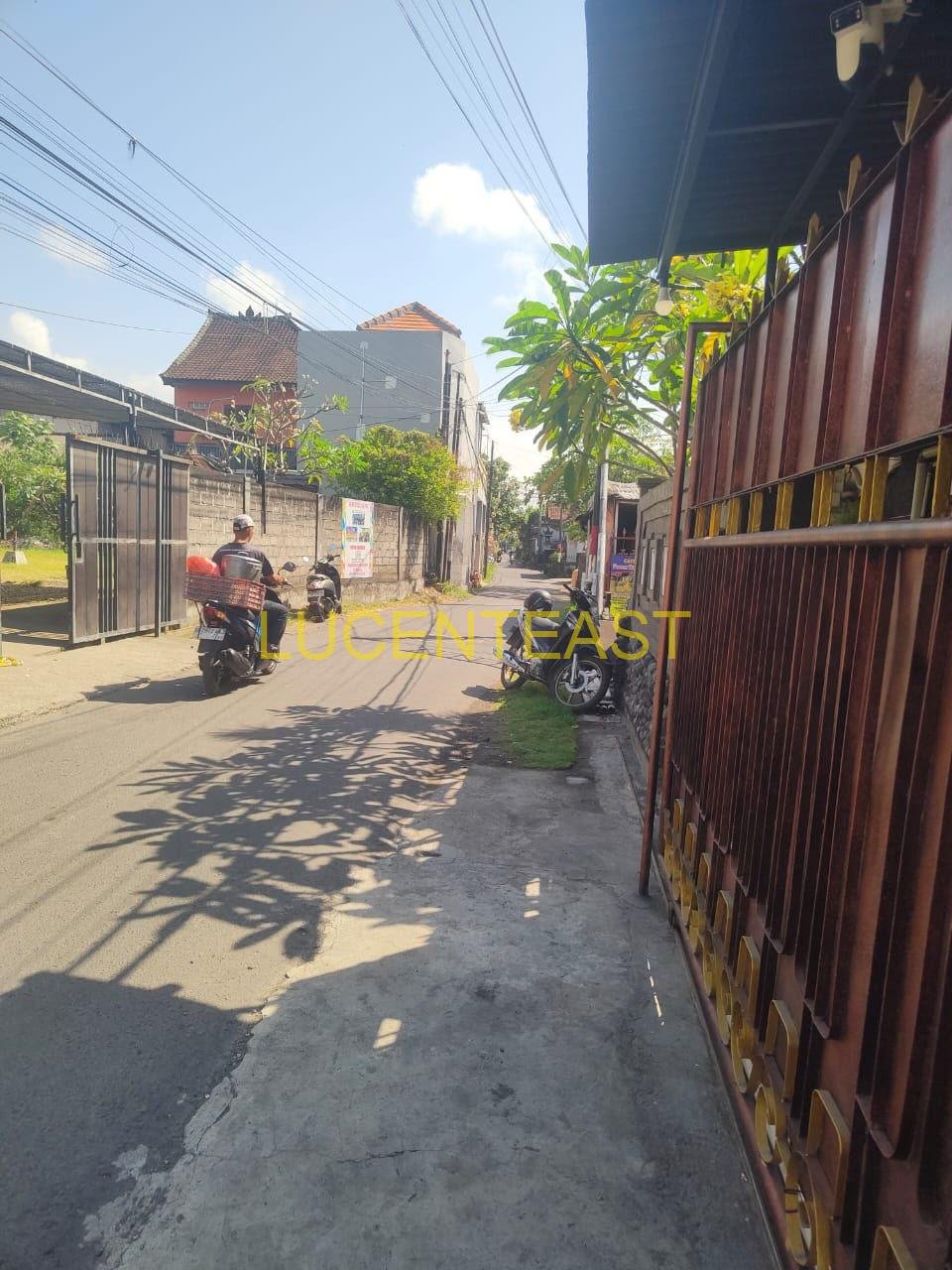 JUAL TANAH BONUS RUMAH TUA SESETAN