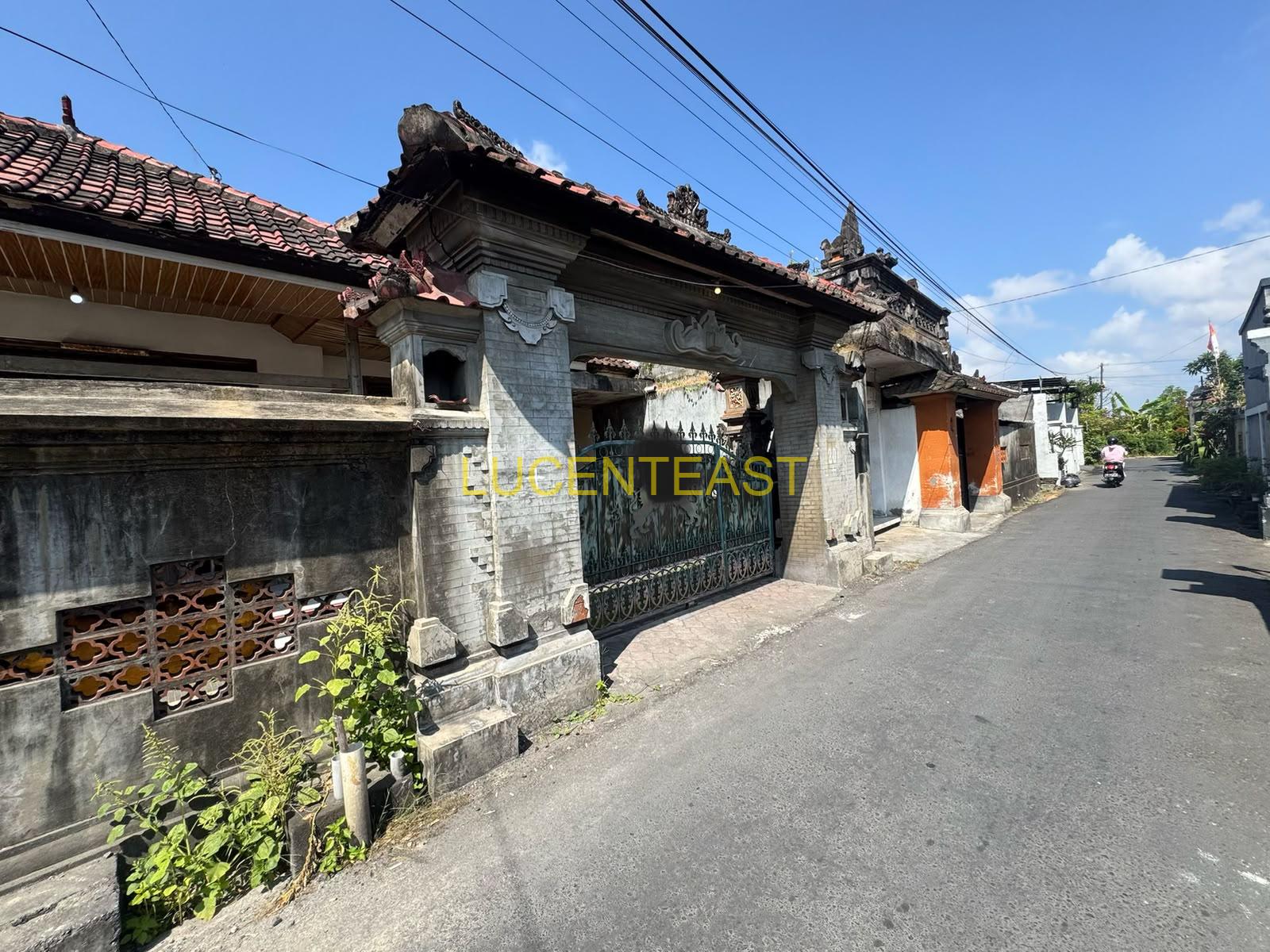 DIJUAL RUMAH LANTAI 1 KESIMAN