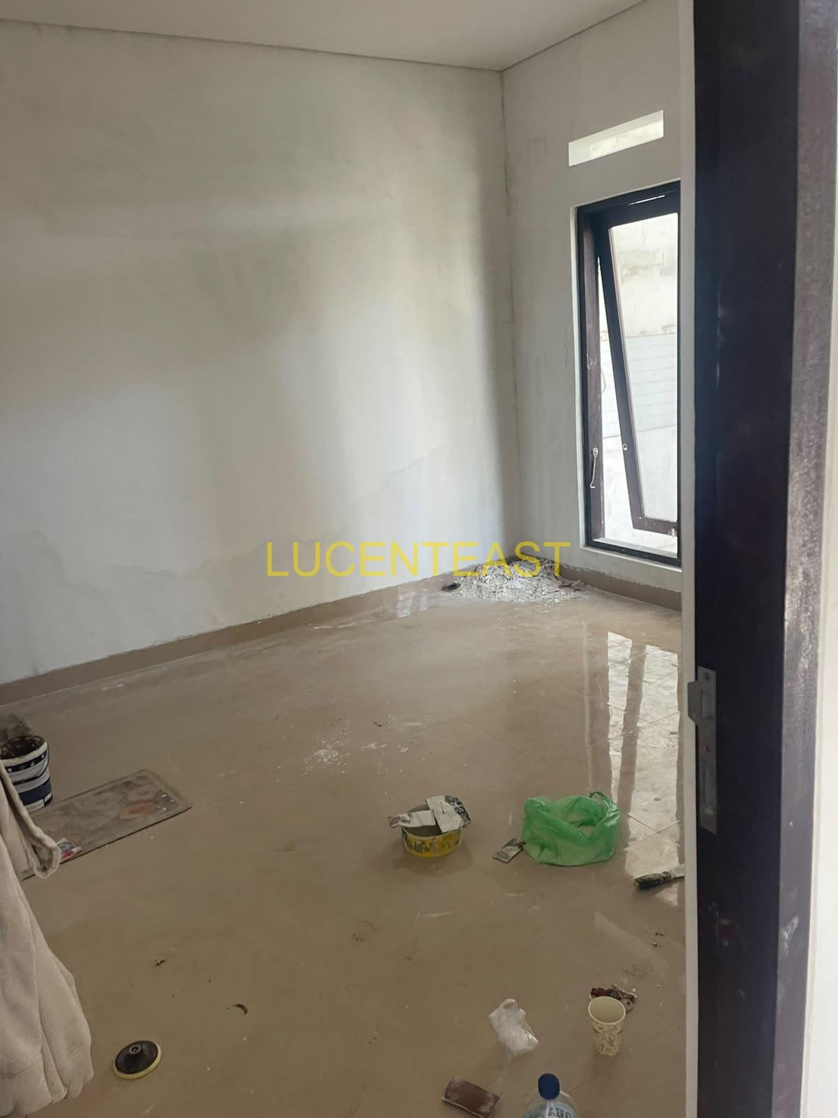 DIJUAL RUMAH 2 LANTAI RENON