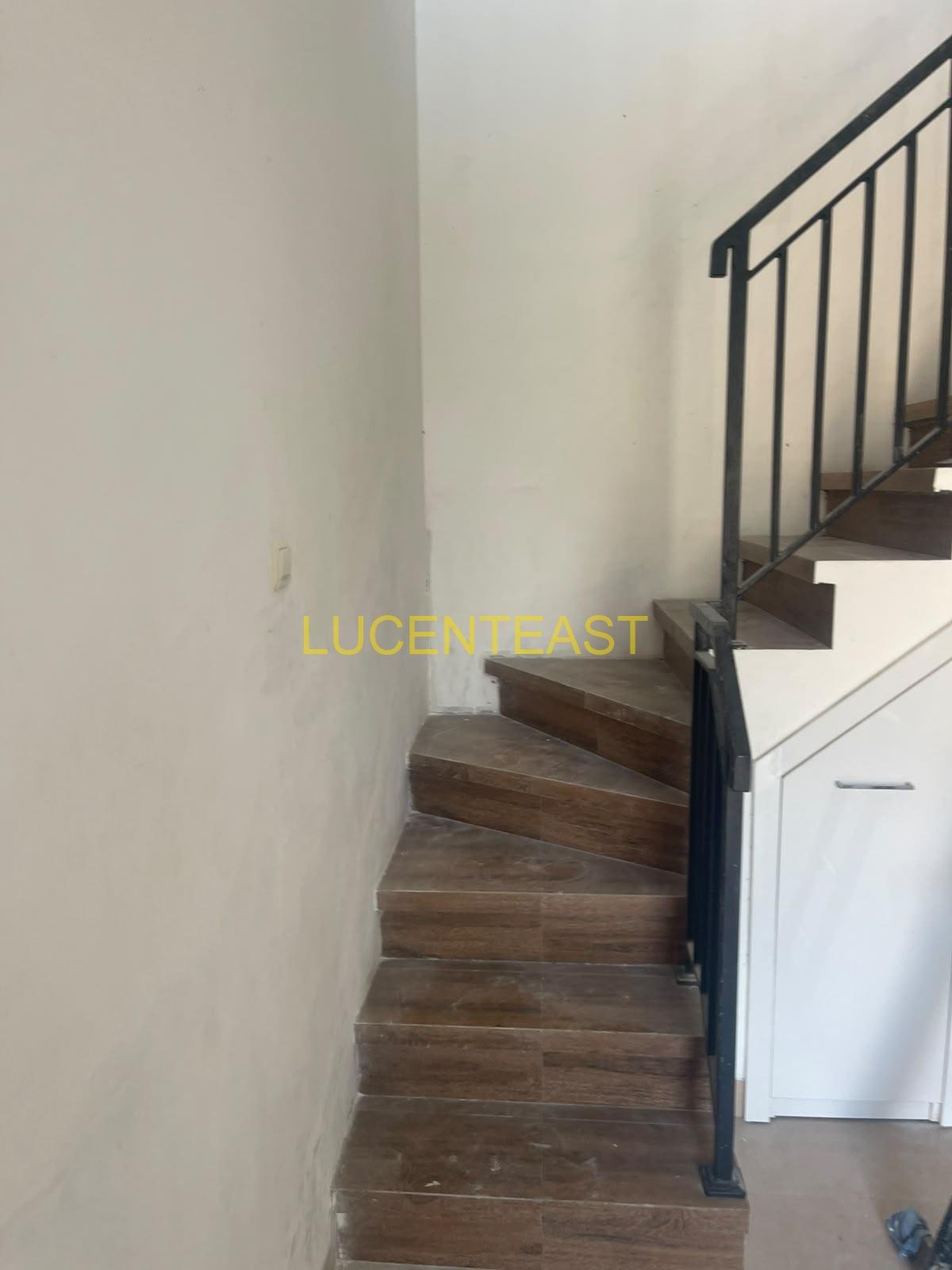 DIJUAL RUMAH 2 LANTAI RENON