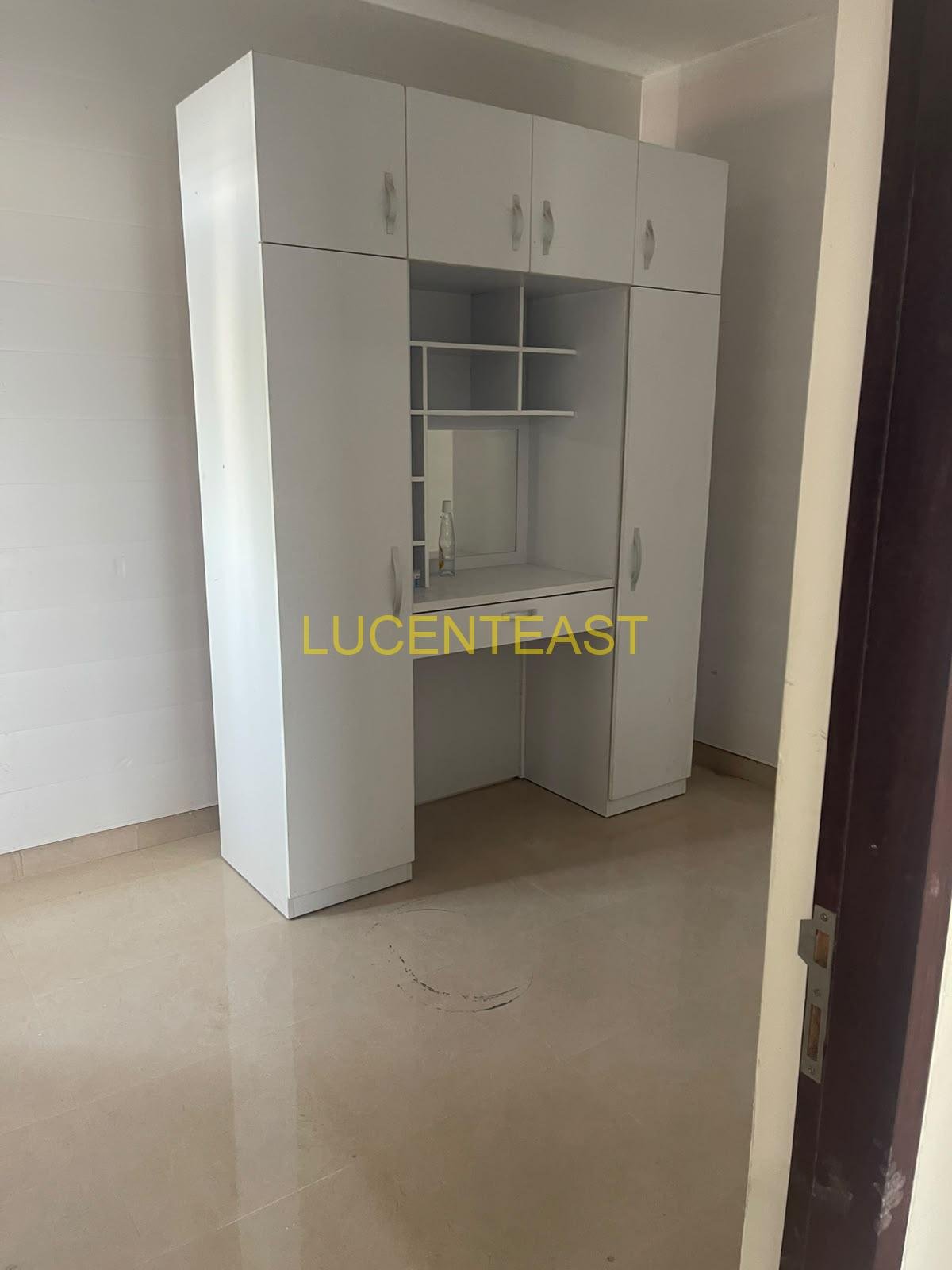 DIJUAL RUMAH 2 LANTAI RENON