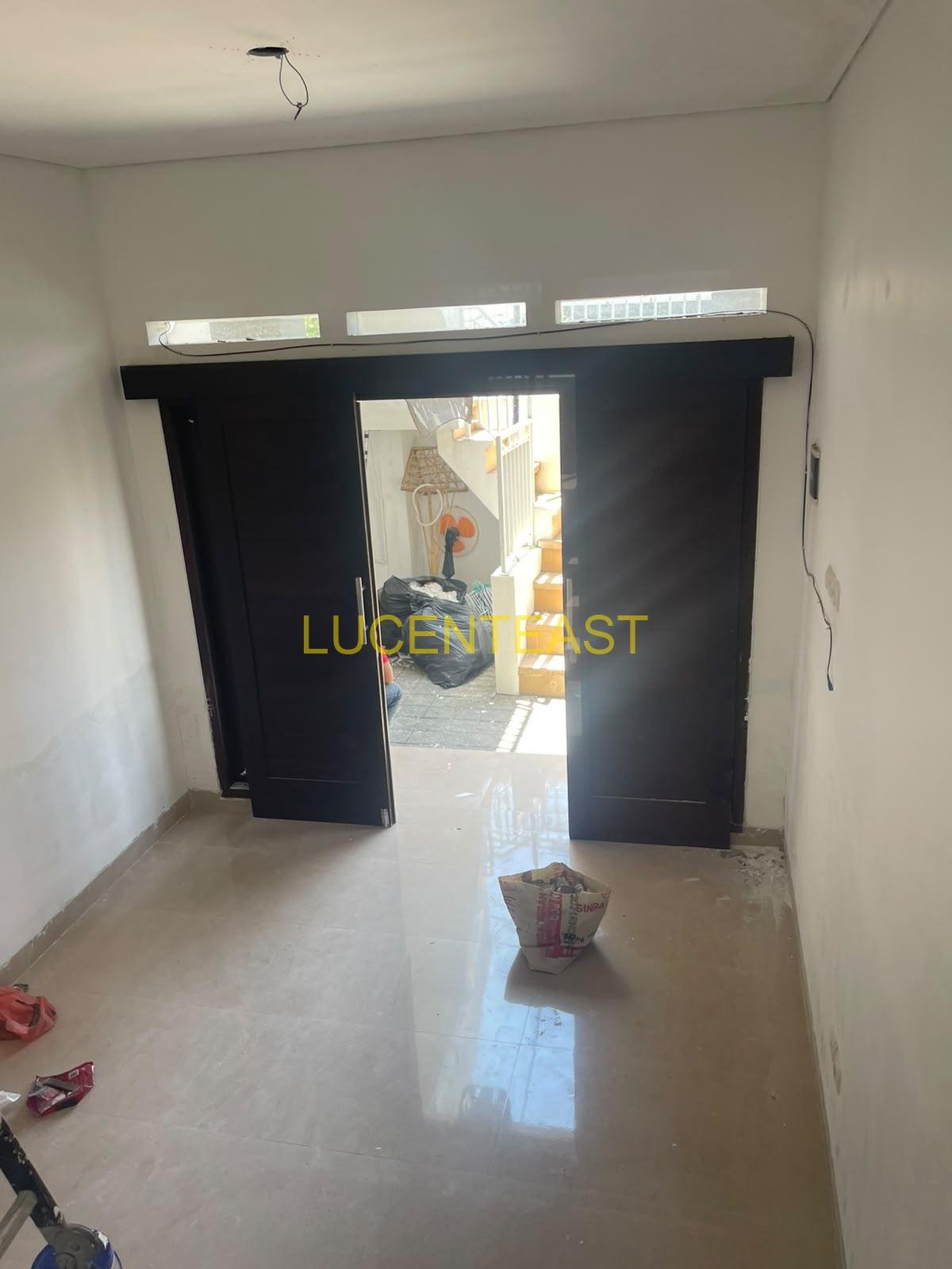 DIJUAL RUMAH 2 LANTAI RENON