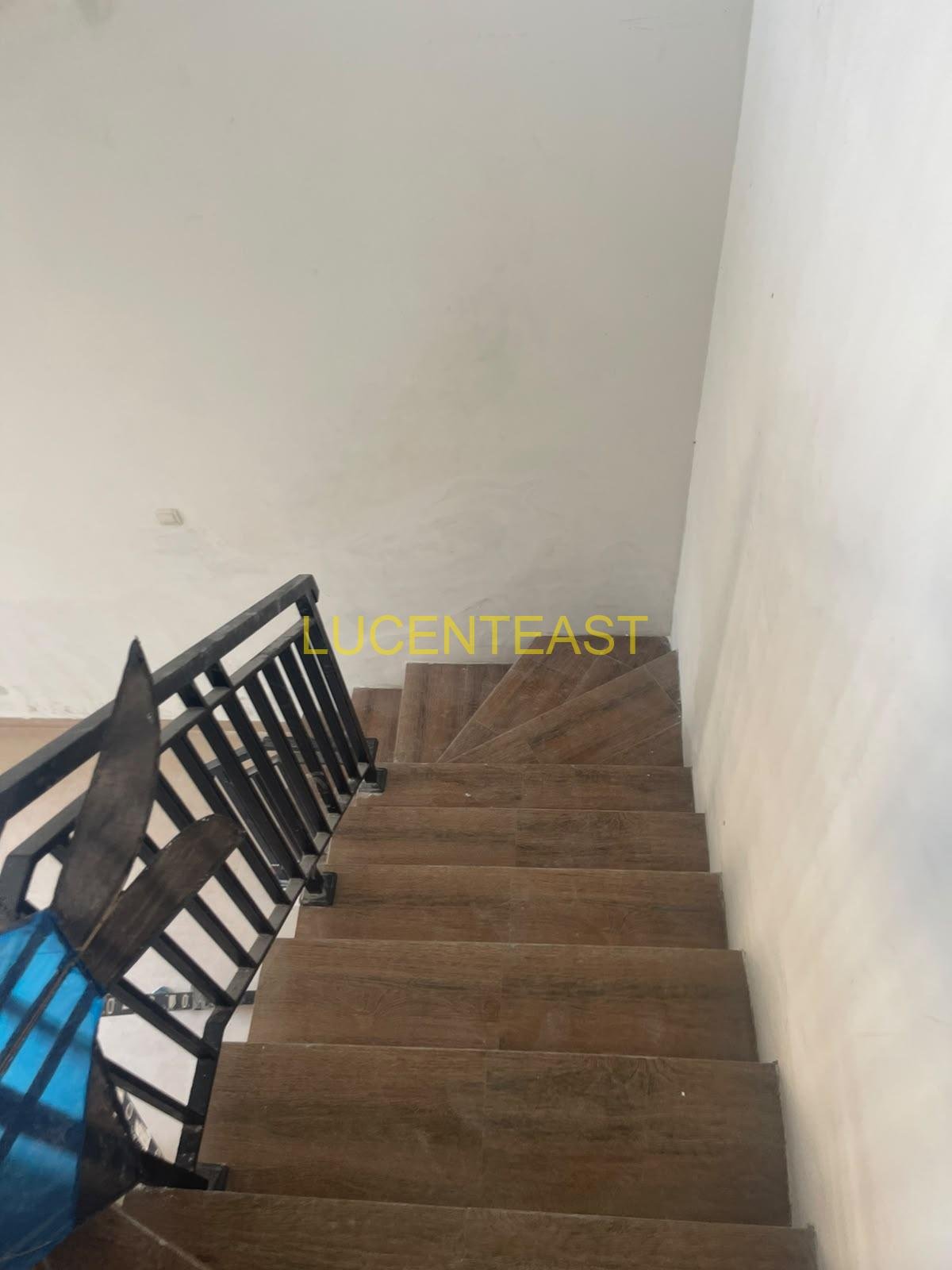 DIJUAL RUMAH 2 LANTAI RENON
