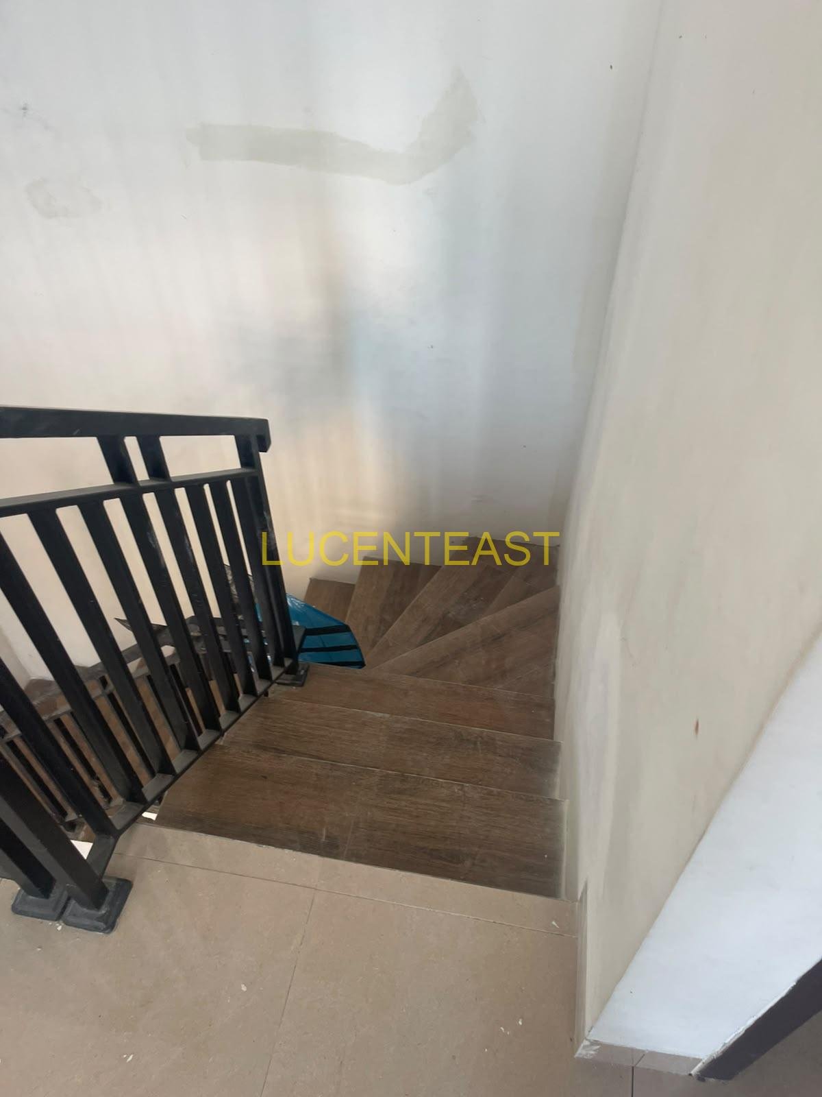 DIJUAL RUMAH 2 LANTAI RENON