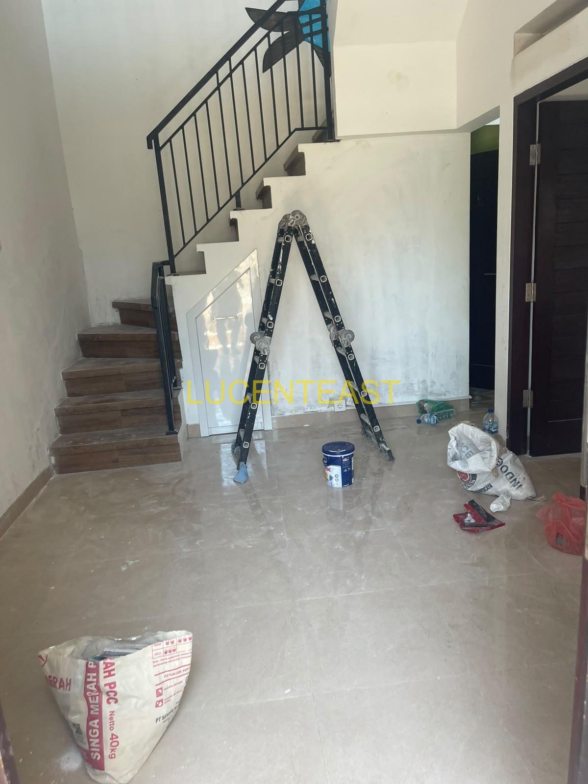 DIJUAL RUMAH 2 LANTAI RENON