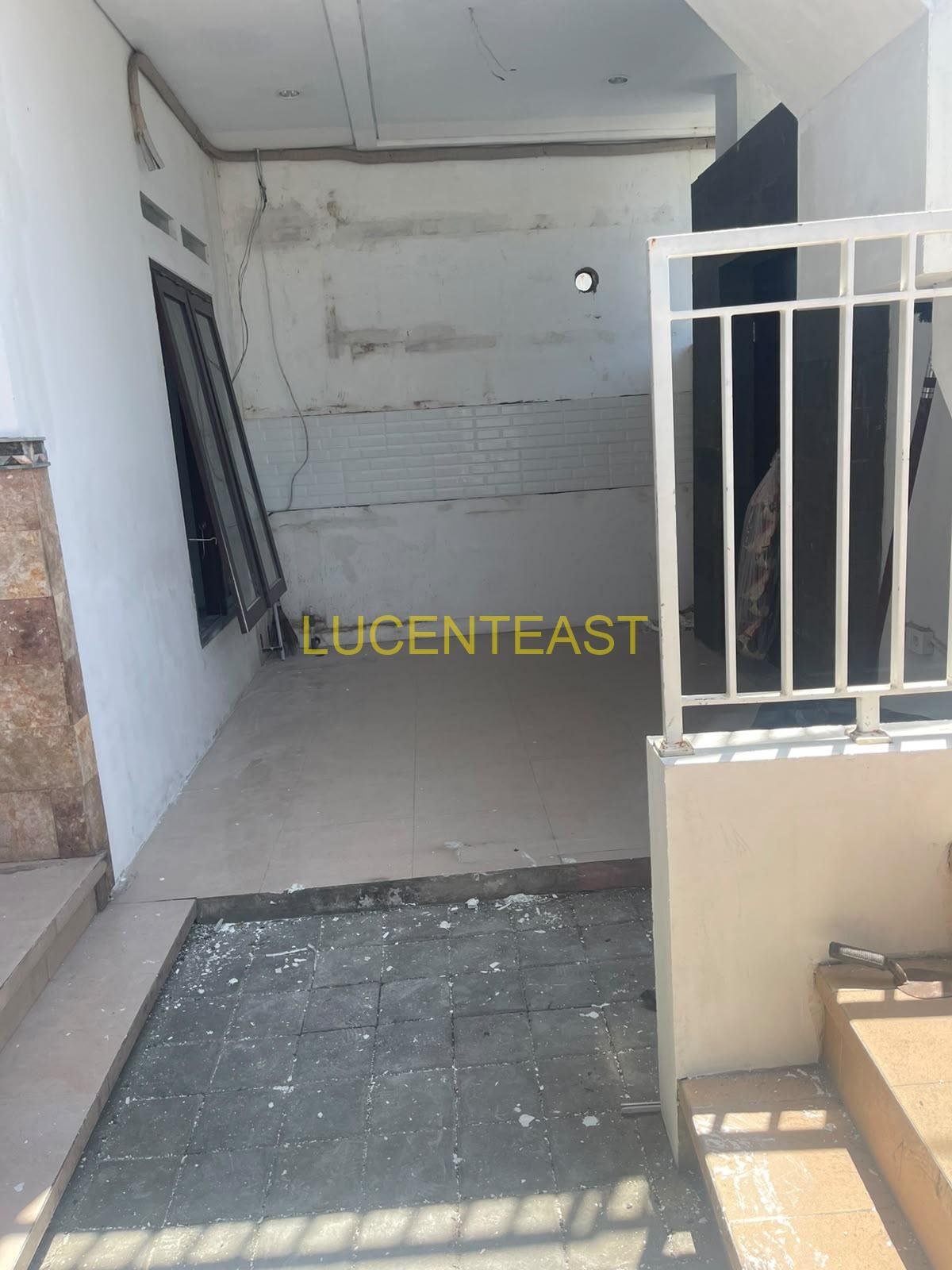 DIJUAL RUMAH 2 LANTAI RENON