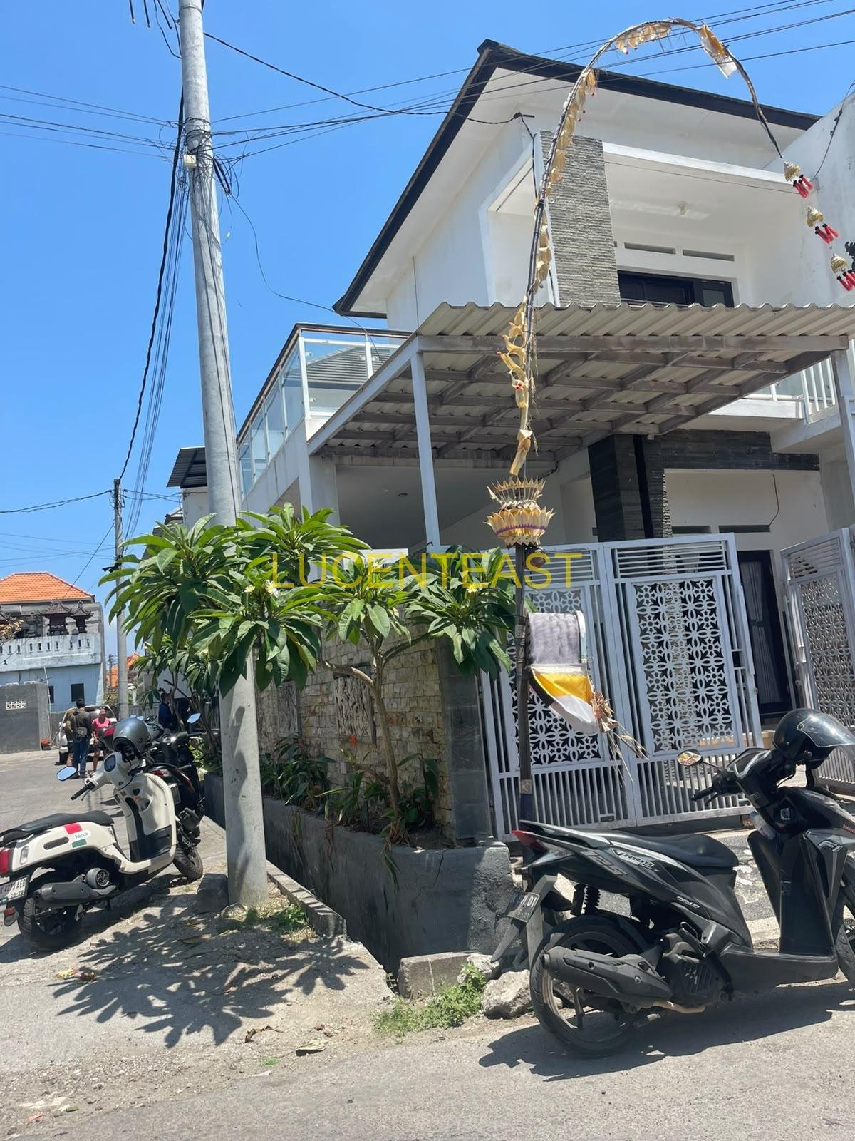 DIJUAL RUMAH 2 LANTAI RENON