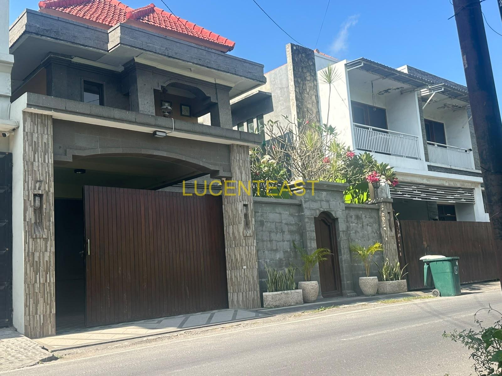 DIJUAL RUMAH MEWAH DI LOKASI ELITE RENON