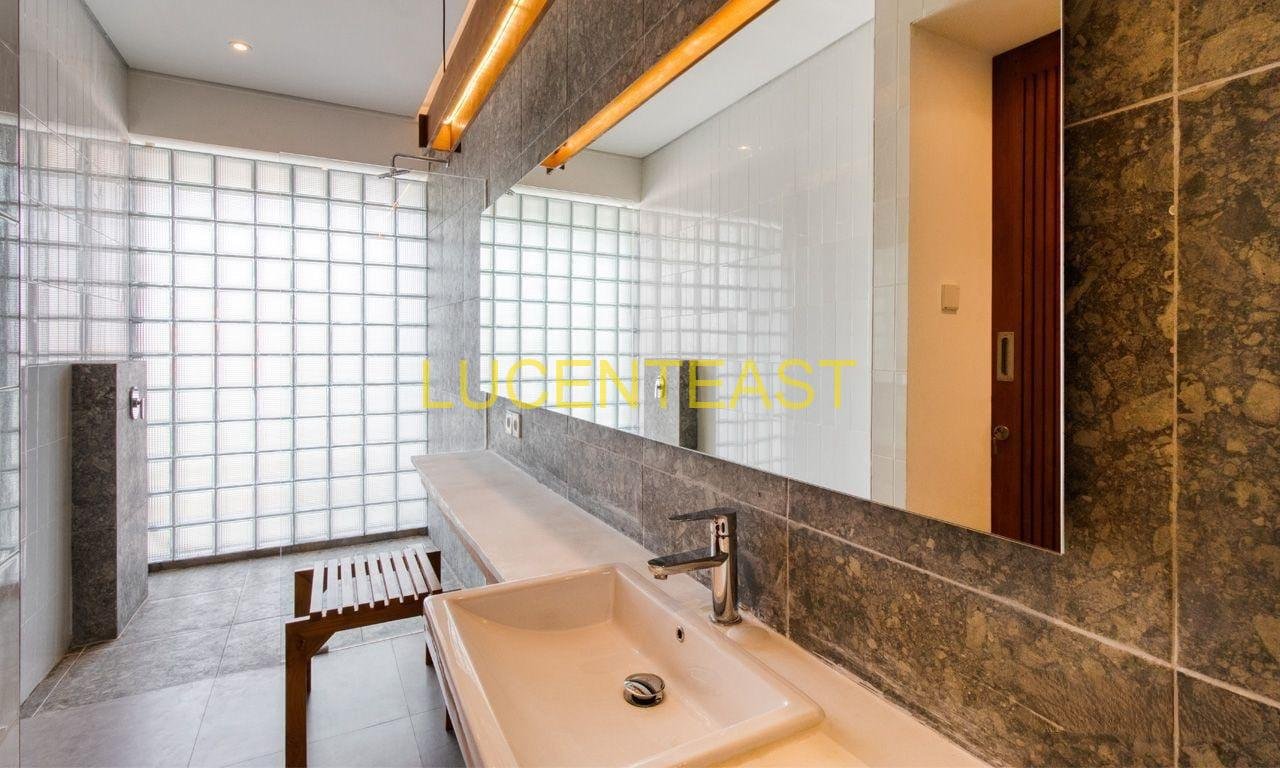 VILLA MODERN TROPICAL CANGGU